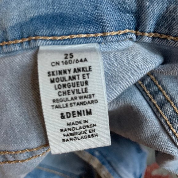 H&M Light Wash Denim Jeans - Picture 4 of 4